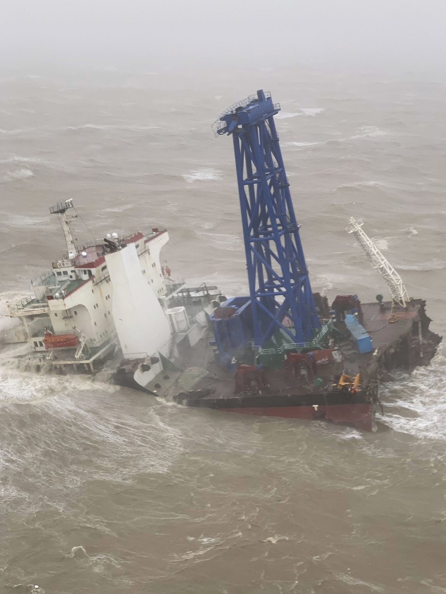 Po stroskotaní lode v Juhočínskom mori je nezvestných vyše 20 ľudí.