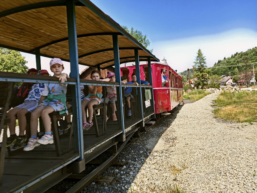 Vagóny železničky bývajú často plné malých detí.