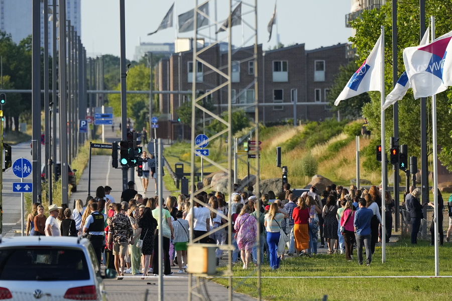 Očití svedkovia uviedli, že zazneli zhruba tri výstrely a viac ako 100 ľudí sa rozbehlo k východu z nákupného centra.