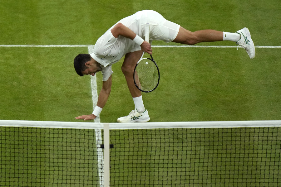 Srbský tenista Novak Djokovič oslavuje postup do štvrťfinále dvojhry na grandslamovom turnaji v londýnskom Wimbledone.