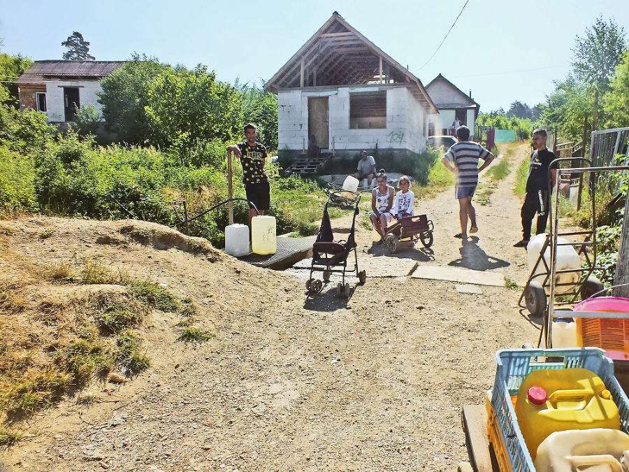 V osade miestni v rade čakajú, pokiaľ im voda natečie do bandasiek.