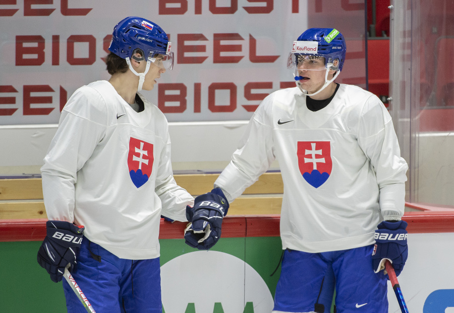 Slovenskí hokejisti zľava Juraj