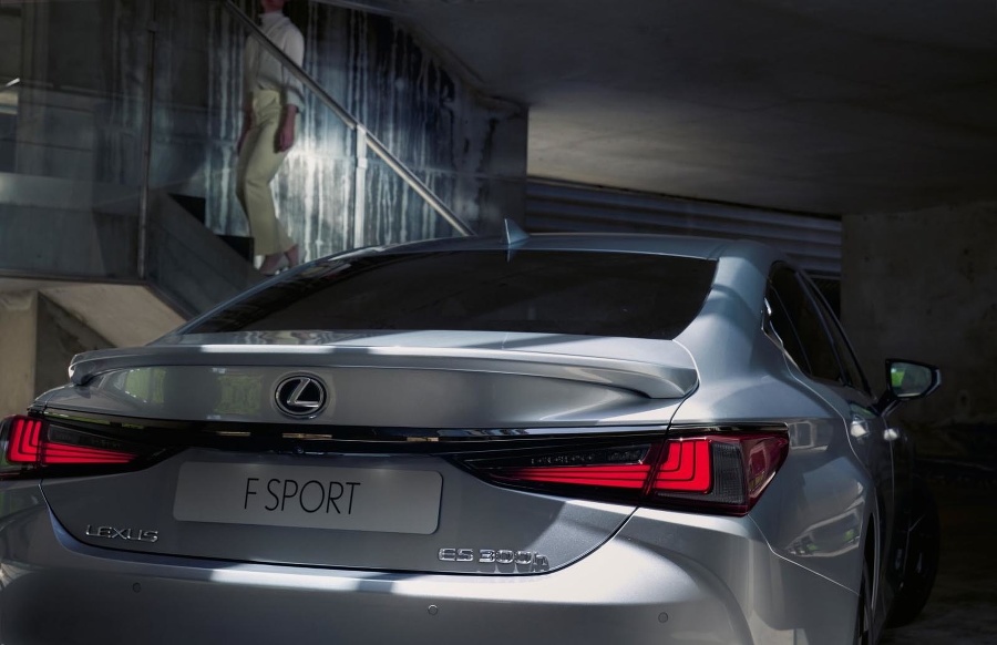 Lexus ES pre rok 2023 prichádza s radom vylepšení.