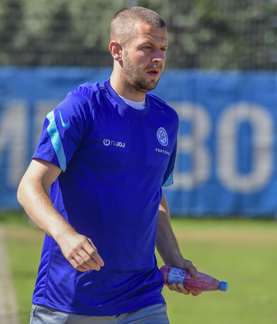 Denis Vavro na archívnej snímke počas tréningu EURO v Petrohrade.