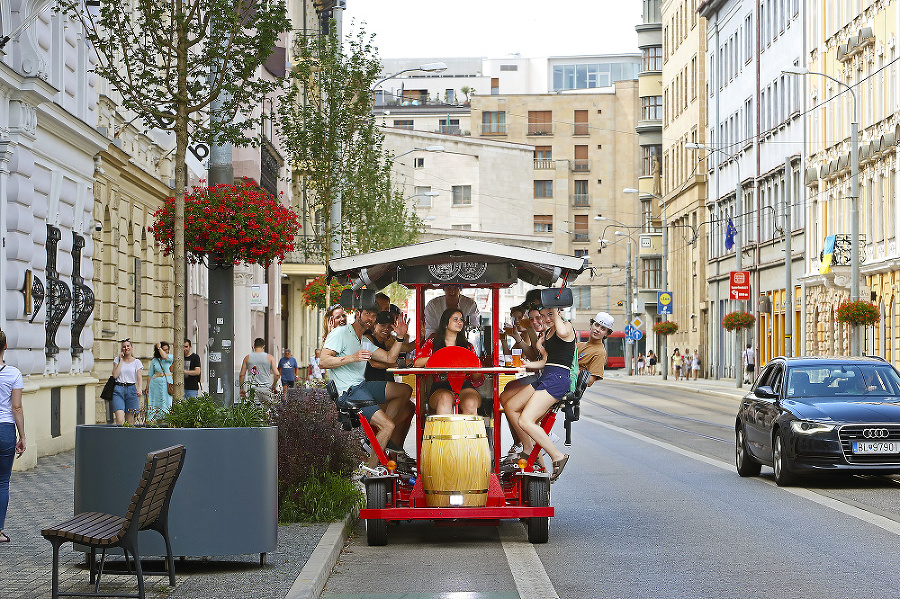 Beer Bike si v hlavnom meste užila aj partička z Kanady, atrakcia ich nadchla.