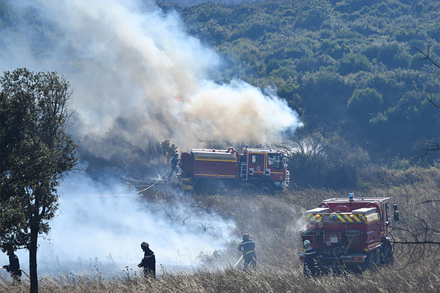 Francúzskym hasičom sa podarilo dostať pod kontrolu veľký požiar na juhu krajiny.