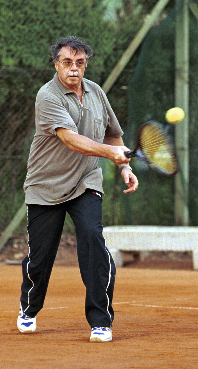 Športom číslo jeden je uňho tenis.