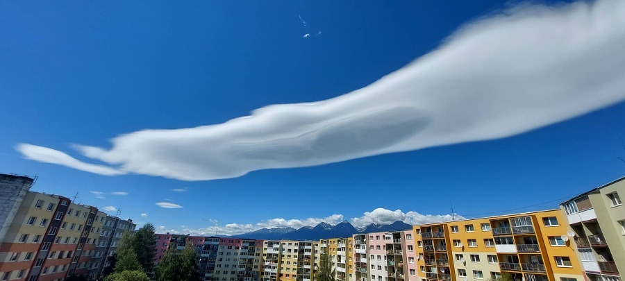 Mrak typu Altocumulus lenticularis vzniká pri vlnovom prúdení za horami. 