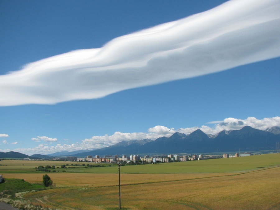Mrak typu Altocumulus lenticularis vzniká pri vlnovom prúdení za horami. 