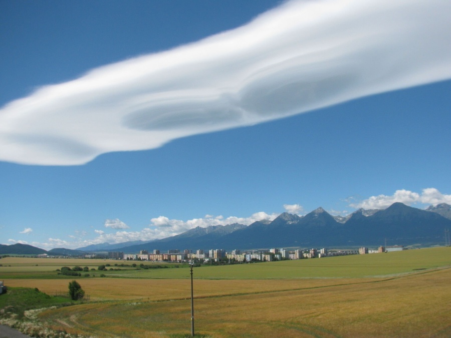 Mrak typu Altocumulus lenticularis vzniká pri vlnovom prúdení za horami. 