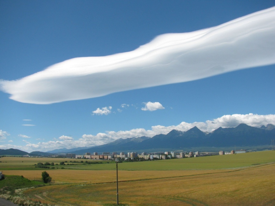 Mrak typu Altocumulus lenticularis vzniká pri vlnovom prúdení za horami. 