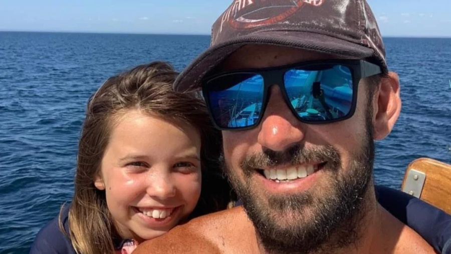 Glenn (41) vzal Ruby (11) na plavbu popri západnom pobreží Austrálie.