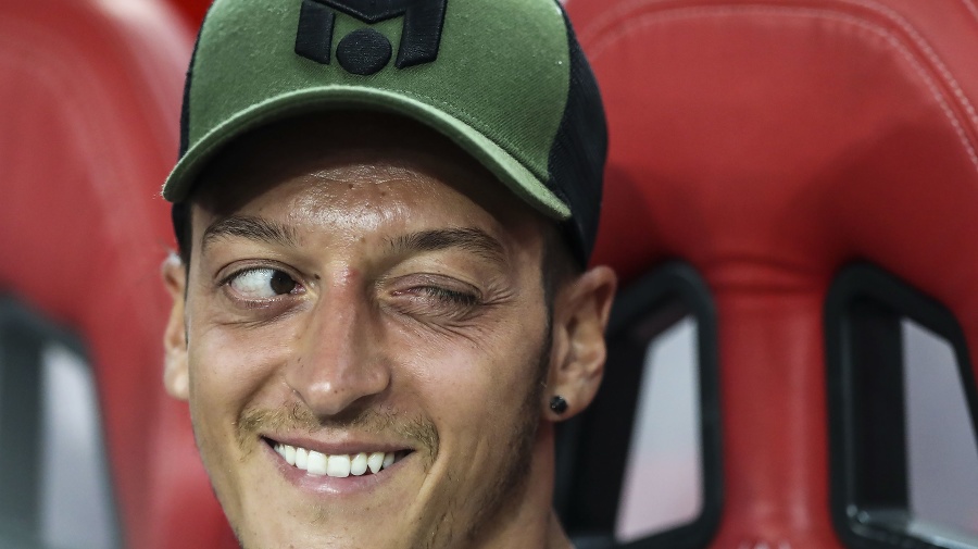 Futbalista Mesut Özil pokračuje