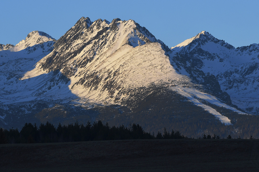 Pohľad na Vysoké Tatry od obce Šuňava.