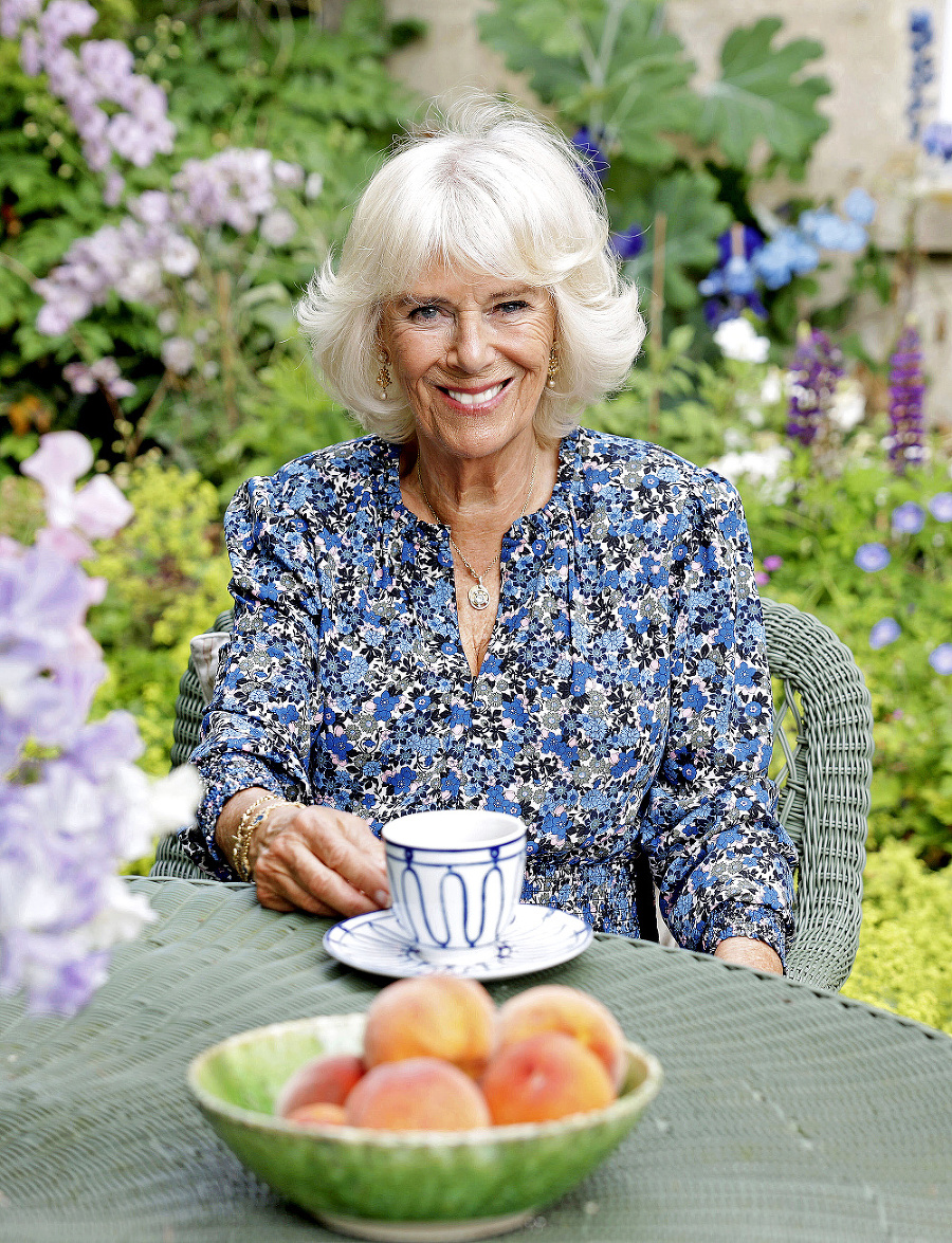 Camilla si na narodeninovom portréte dopriala povestný čaj o piatej.
