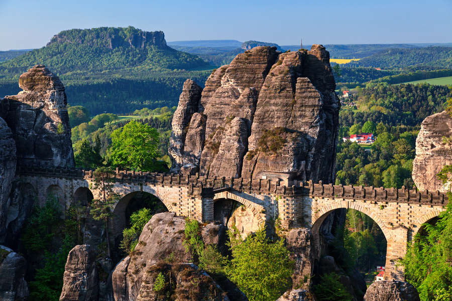 Turistami obľúbený skalnatý most