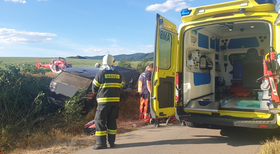 Pri tragickej nehode v Sáse zomreli dvaja hasiči.
