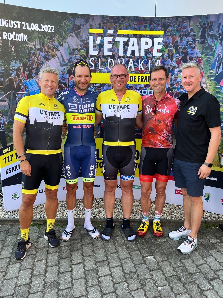 Na snímkach účastníci spoločného tréningu pred L’Etape Slovakia by Tour de France, celkom vpravo riaditeľ podujatia Jozef Pukalovič, vedľa neho Jan Bárta a druhý sprava Ján Svorada.