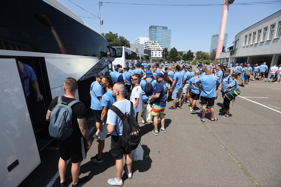 Fanúšikovia Slovana pred odchodom