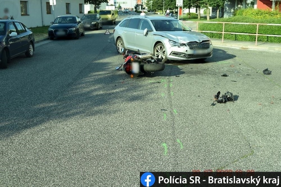 Na Galvaniho ulici v Bratislave sa zrazilo auto s motorkou.