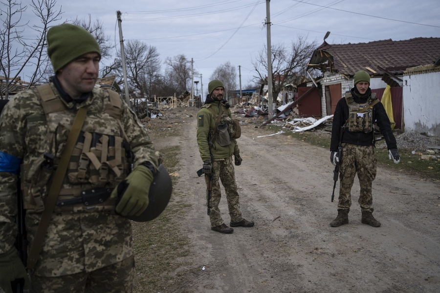 Ukrajinskí vojaci stoja neďaleko