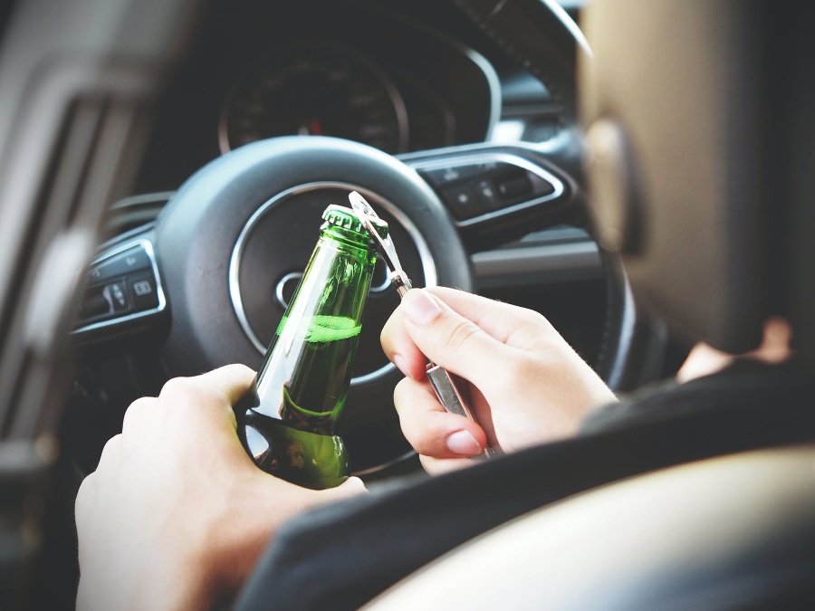 Opití vodiči ohrozujú nielen