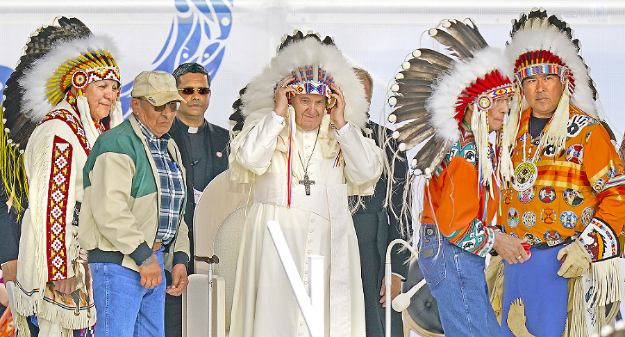 Pápežovi na stretnutí s Indiánmi nasadili čelenku. 