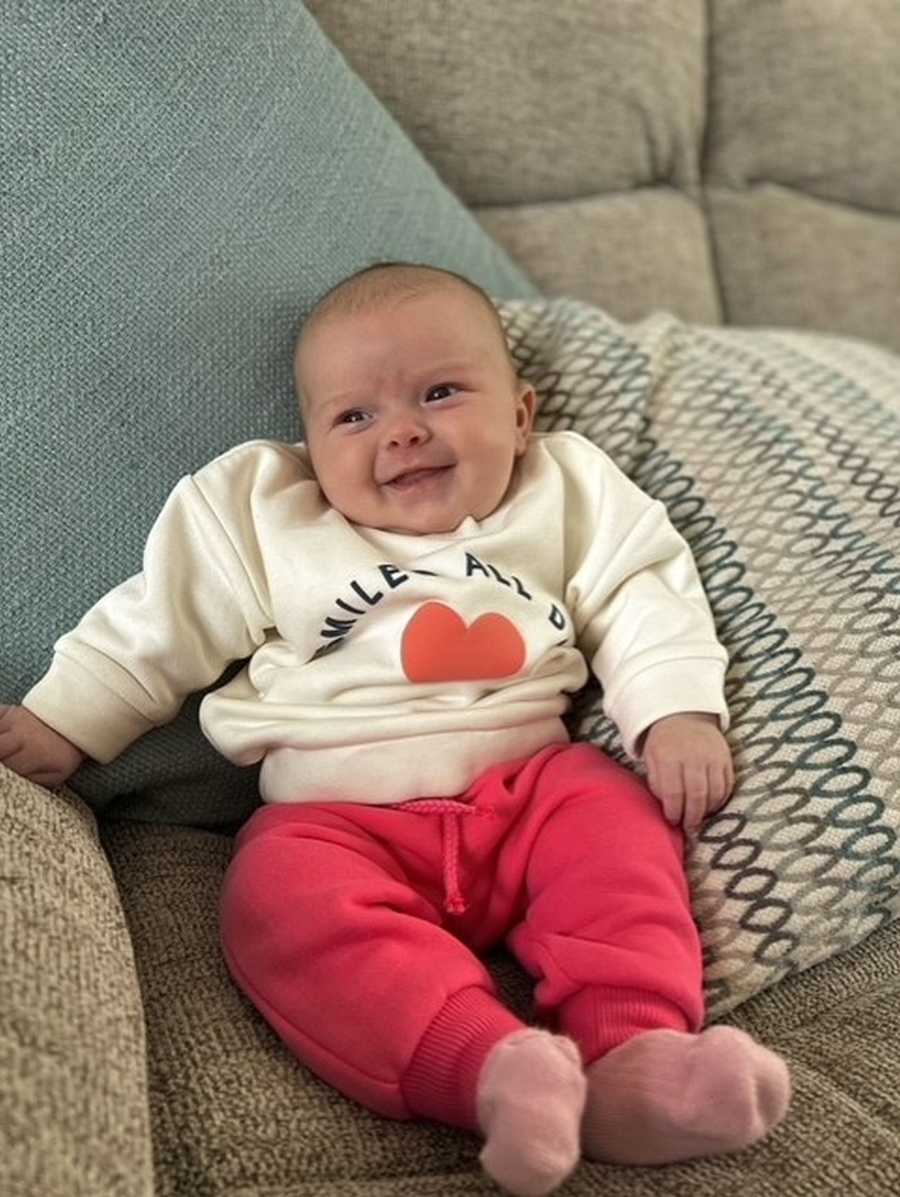 Z Lucy Jonesovej sa nečakane stala mladá mamička.