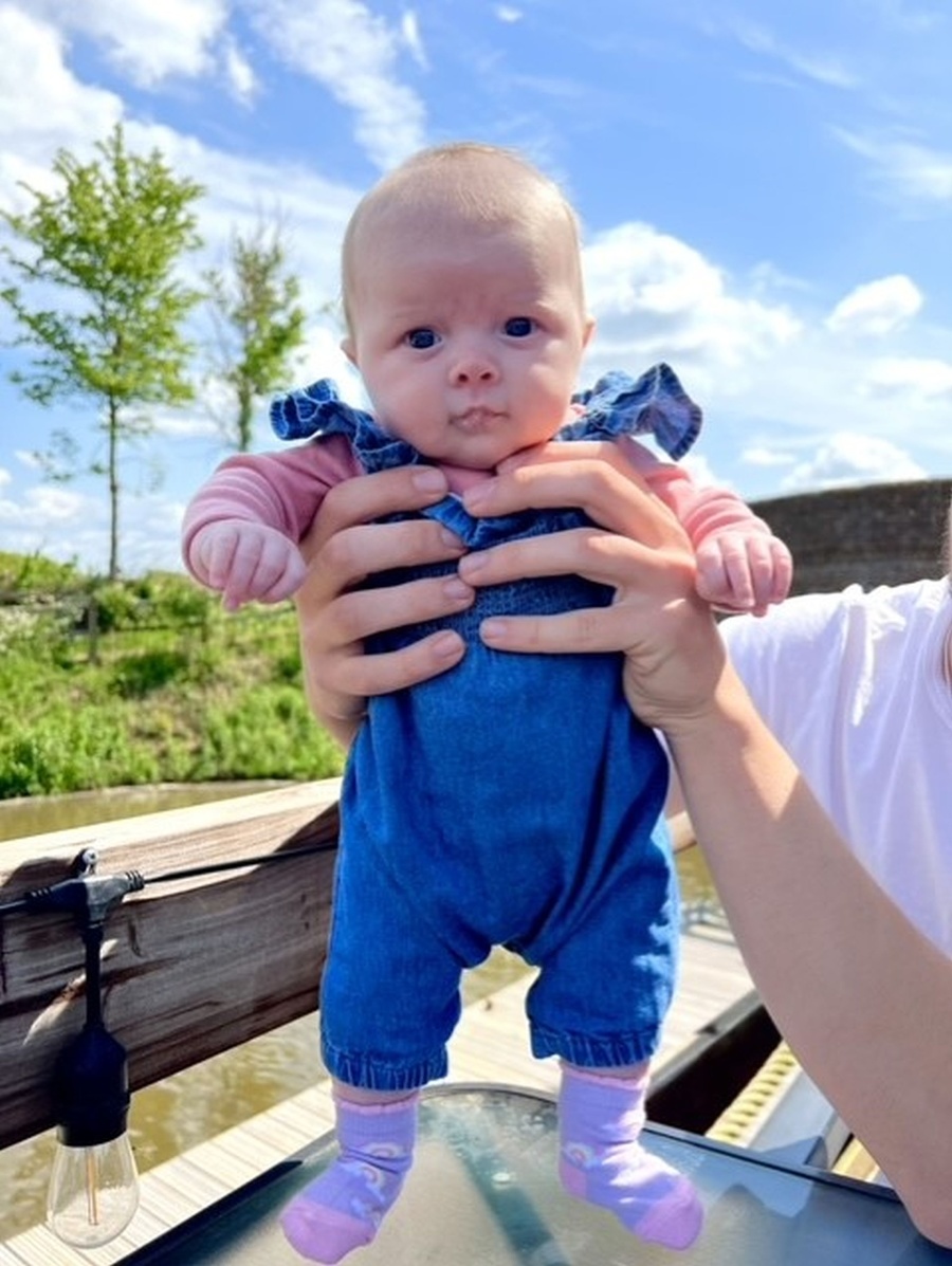 Z Lucy Jonesovej sa nečakane stala mladá mamička.