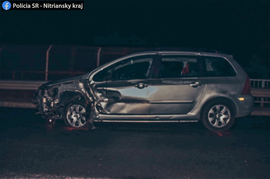 Dopravní policajti z Nových Zámkov boli v nočných hodinách vyslaní k dopravnej nehode, ktorá sa stala v Štúrove na Železničnom rade.