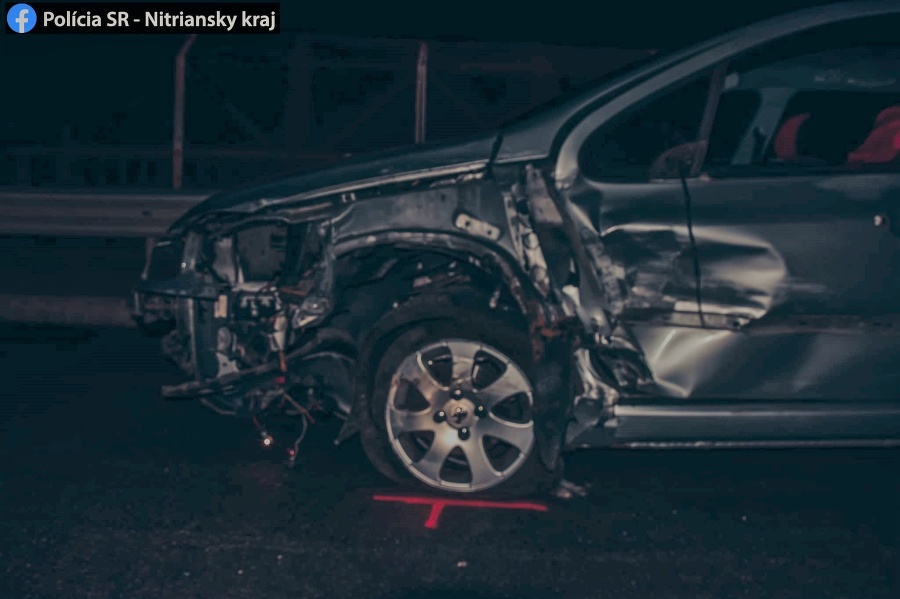 Dopravní policajti z Nových Zámkov boli v nočných hodinách vyslaní k dopravnej nehode, ktorá sa stala v Štúrove na Železničnom rade.