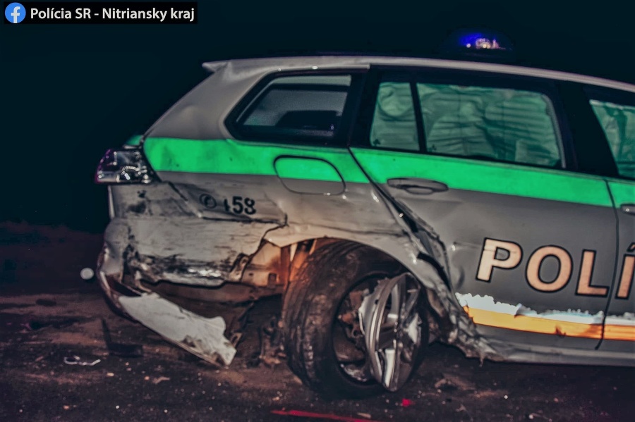 Dopravní policajti z Nových Zámkov boli v nočných hodinách vyslaní k dopravnej nehode, ktorá sa stala v Štúrove na Železničnom rade.