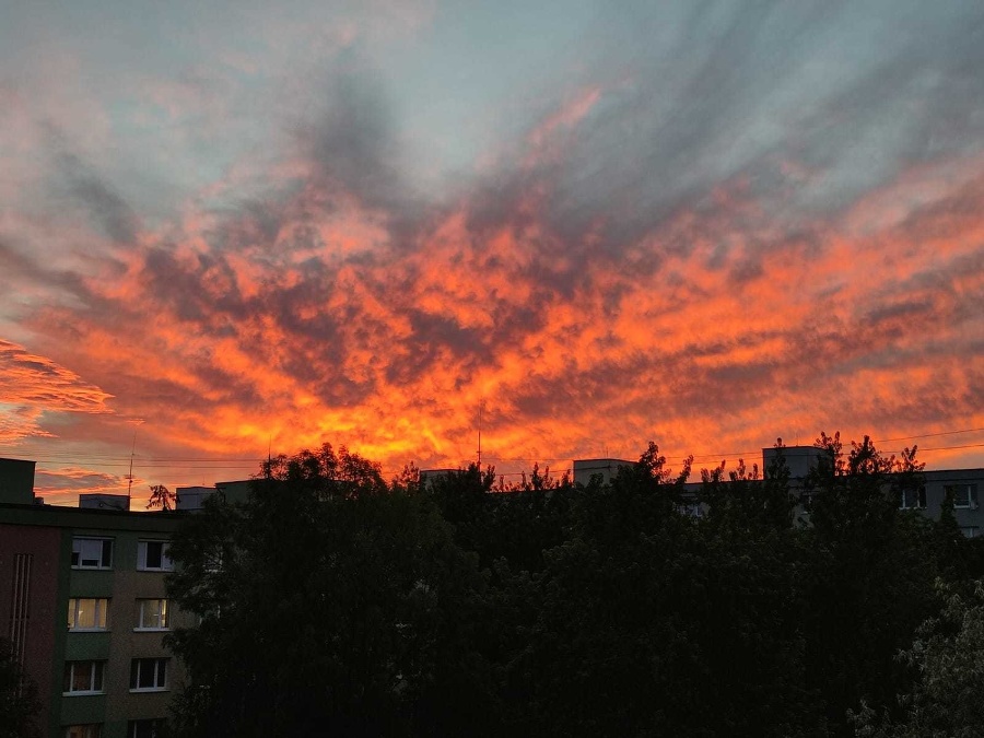 Ohromujúci západ slnka nad Lučencom.
