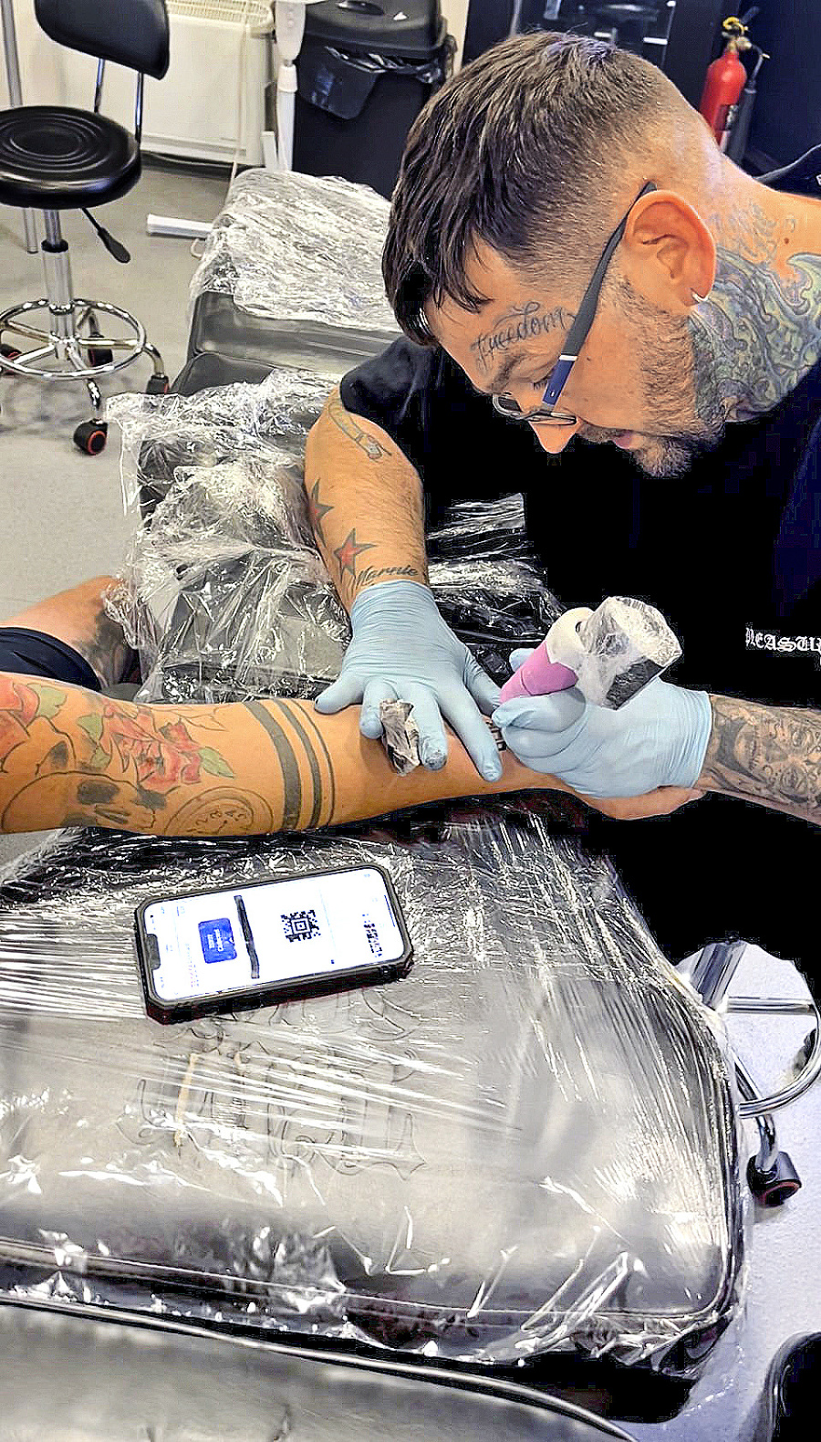 Tetovač mu QR kód vytetoval z karty v mobile.