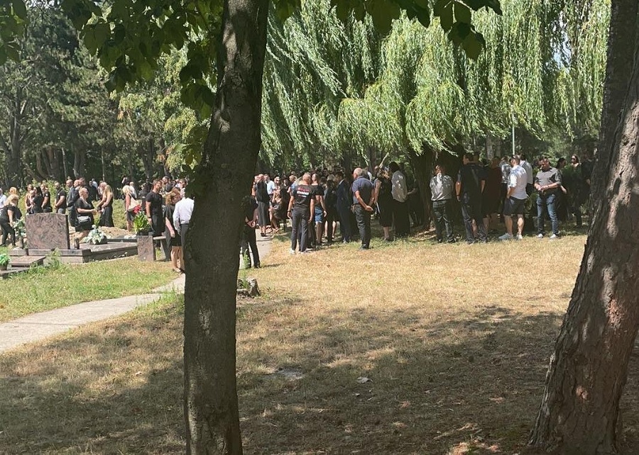 Ľudia sa zhromaždili, aby rodine Milana Leskovského vyjadrili úprimnú sústrasť.