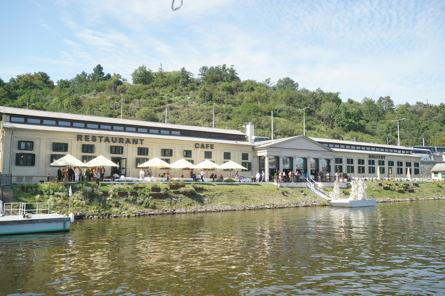 Pompézna hostina sa konala v Občianskej plavárni v Prahe. 