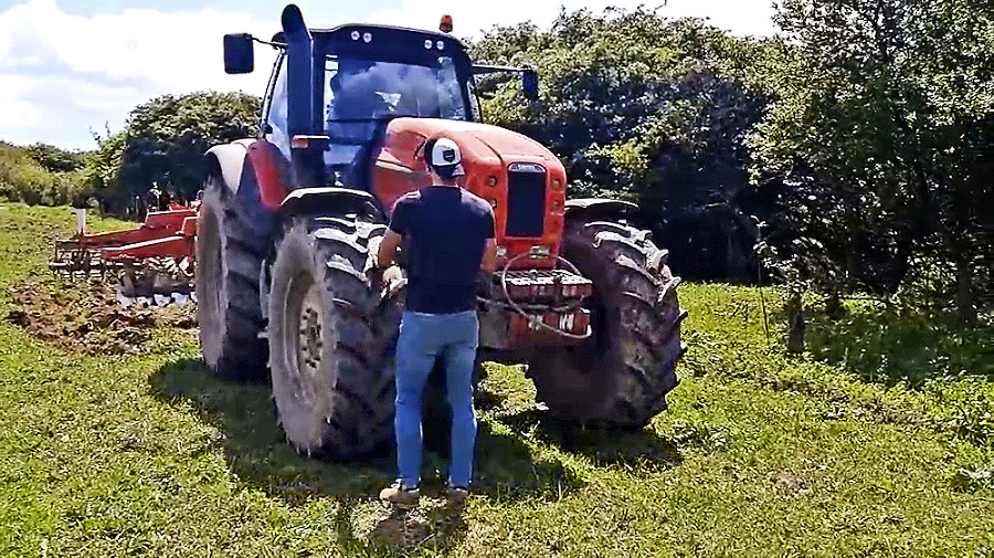 Gregor Kuffa má stáť pred traktorom a brániť v sejbe.