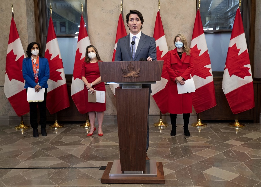 Zľava kanadská ministerka obrany