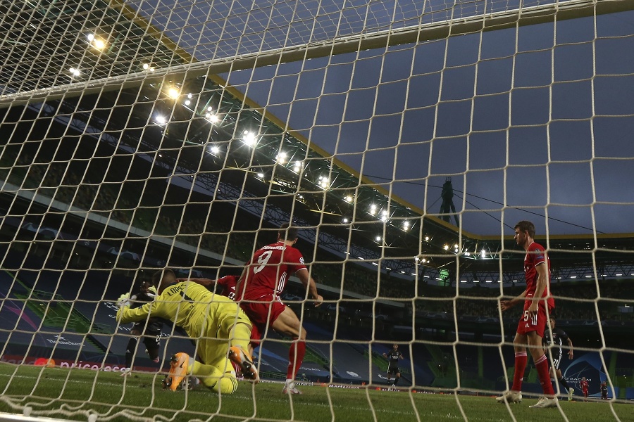 Na archívnej snímke futbalisti Bayernu Mníchov počas domáceho zápasu v Allianz Aréne. 