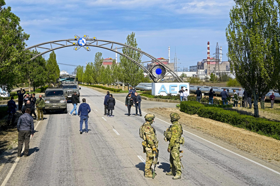 Ruskí vojaci strážia okolie.