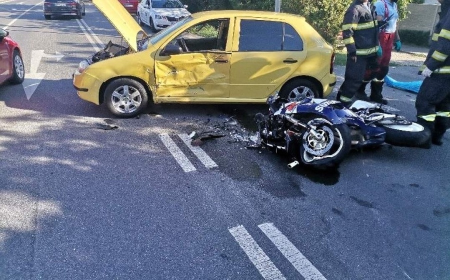 Motocyklista po zrážke s