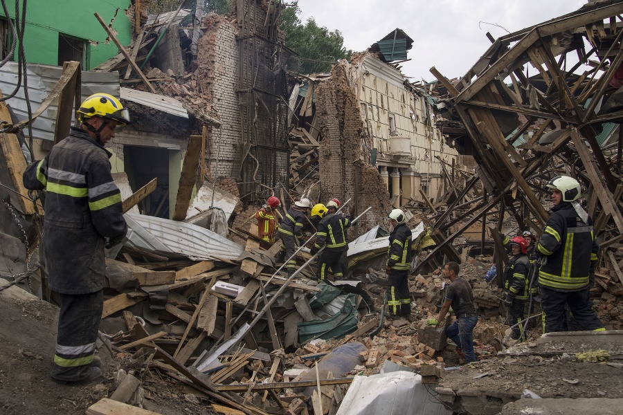 Záchranári prehľadávajú trosky budov