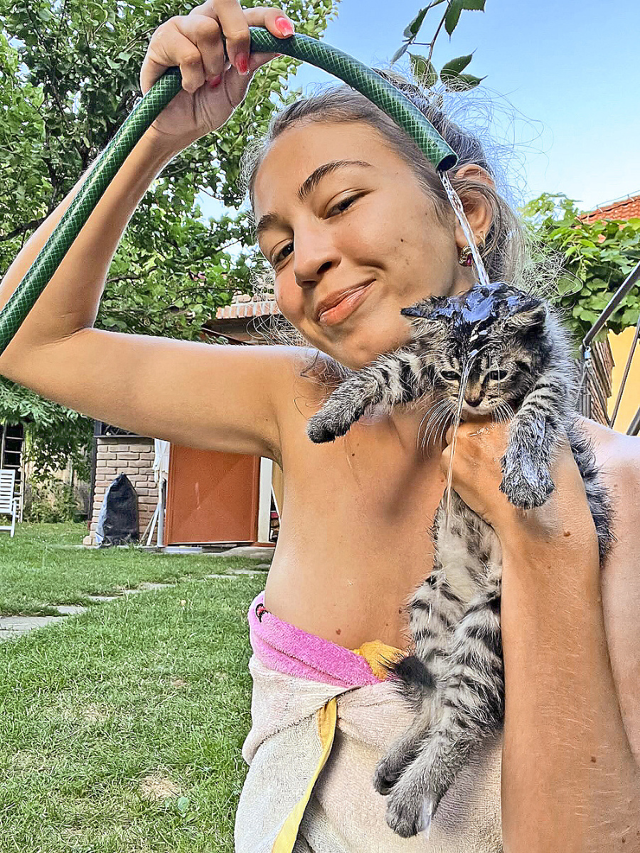 Karolína (23) s mačkou
