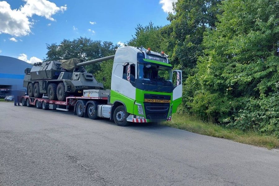 Minister obrany Jaroslav Naď na sociálnu sieť pridal fotografie samohybných húfnic Zuzana 2, ktoré sa prevážali na Ukrajinu.