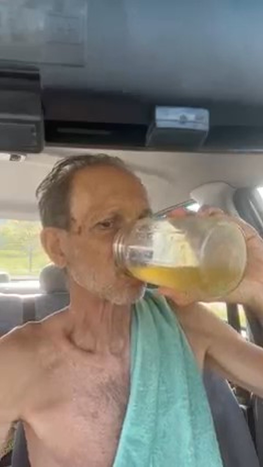 Muž každé ráno pije