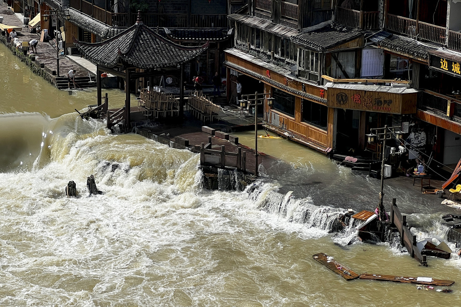 Povodne zasiahli juh Číny