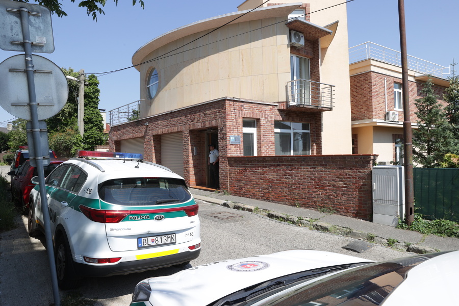 NAKA zasahovala v budove advokátov rodiny Pčolinských.
