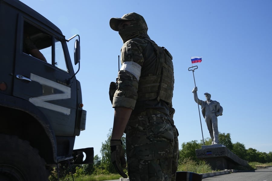 Ruský vojak drží strž