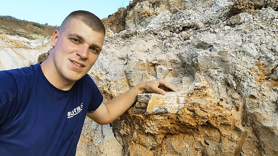 Mladý paleontológ pri časti