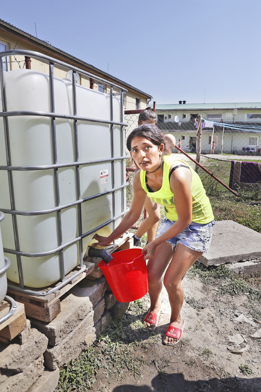 Iveta (36) hovorí, že vody majú málo, keďže cisterna k nim chodí len raz do týždňa.